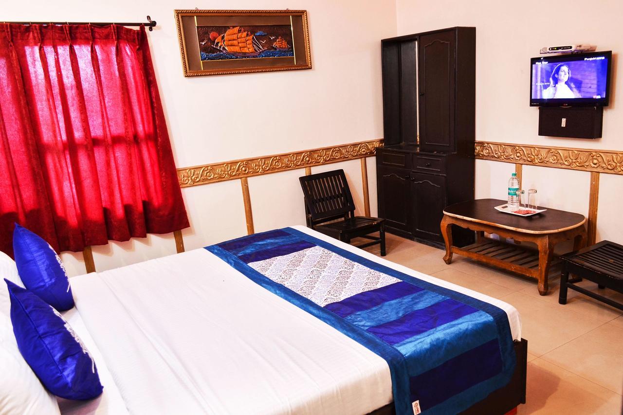 Oyo 5884 Amante Hotel Chandīgarh Buitenkant foto