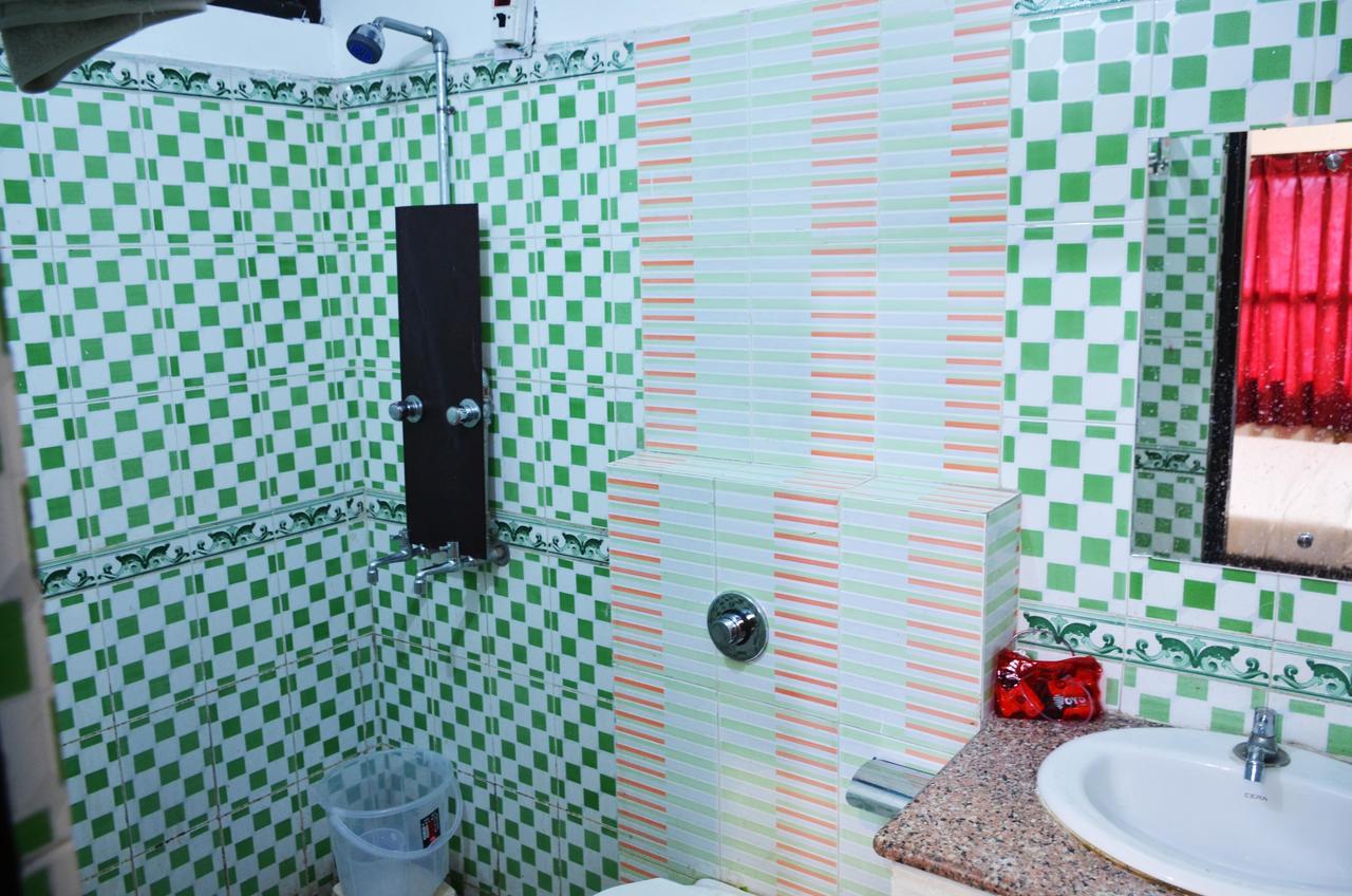 Oyo 5884 Amante Hotel Chandīgarh Buitenkant foto