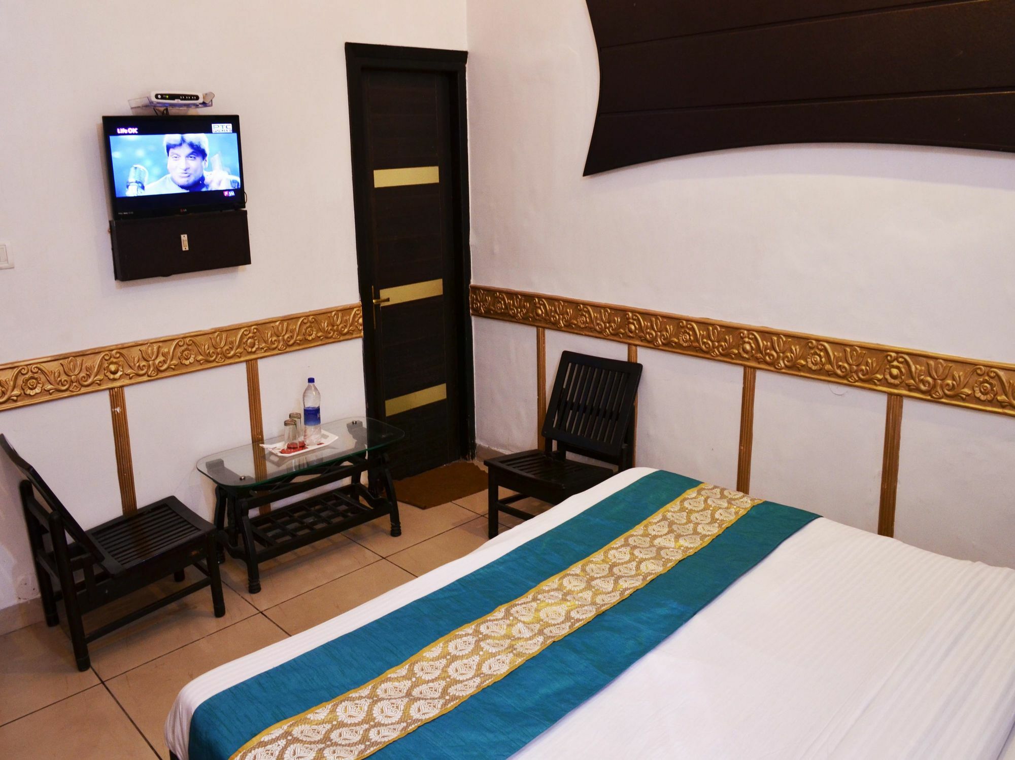 Oyo 5884 Amante Hotel Chandīgarh Buitenkant foto