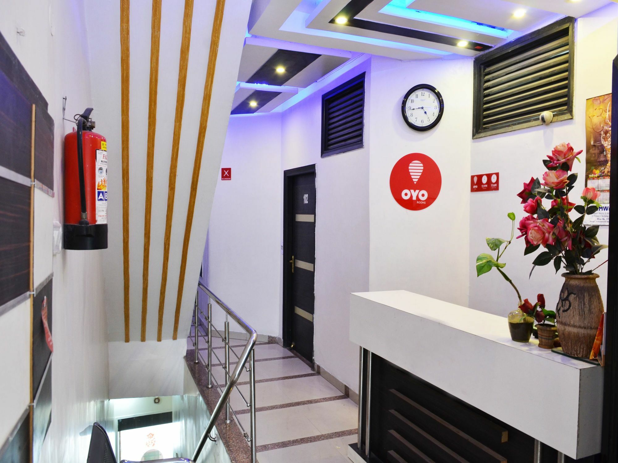 Oyo 5884 Amante Hotel Chandīgarh Buitenkant foto