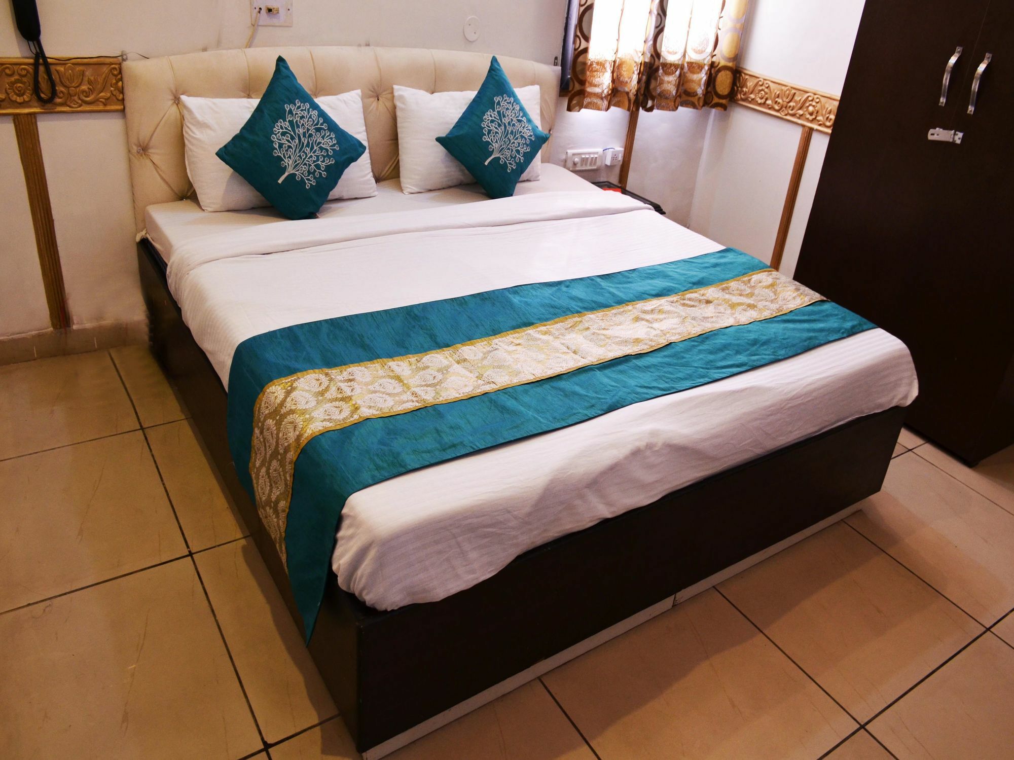 Oyo 5884 Amante Hotel Chandīgarh Buitenkant foto