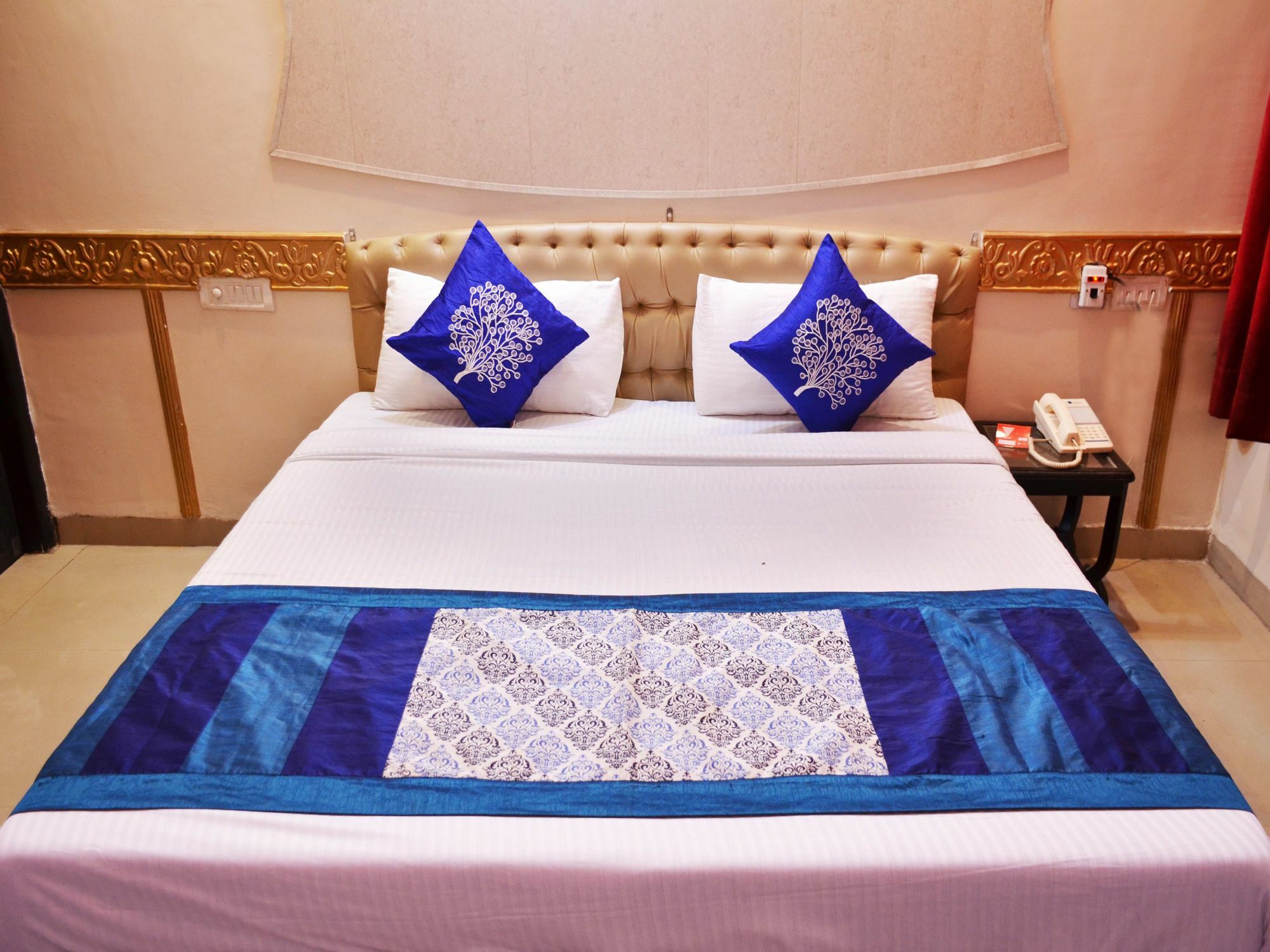 Oyo 5884 Amante Hotel Chandīgarh Buitenkant foto