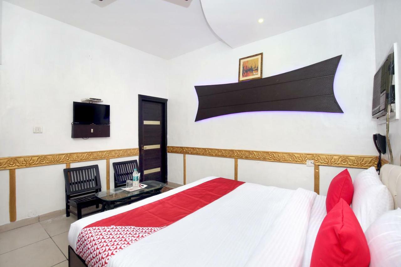 Oyo 5884 Amante Hotel Chandīgarh Buitenkant foto