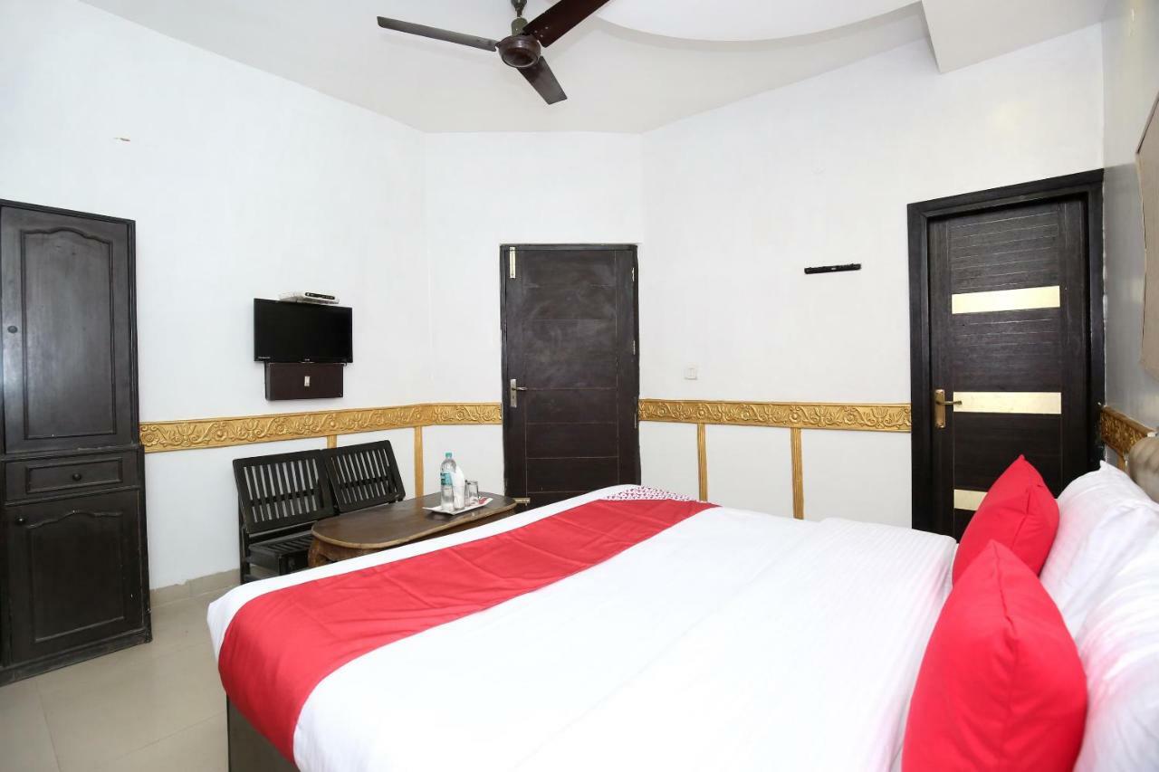 Oyo 5884 Amante Hotel Chandīgarh Buitenkant foto
