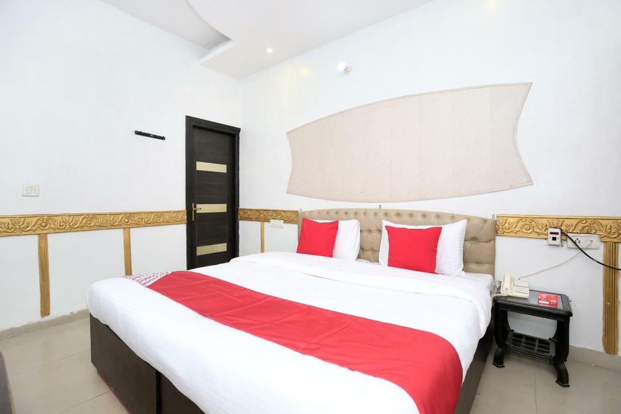 Oyo 5884 Amante Hotel Chandīgarh Buitenkant foto